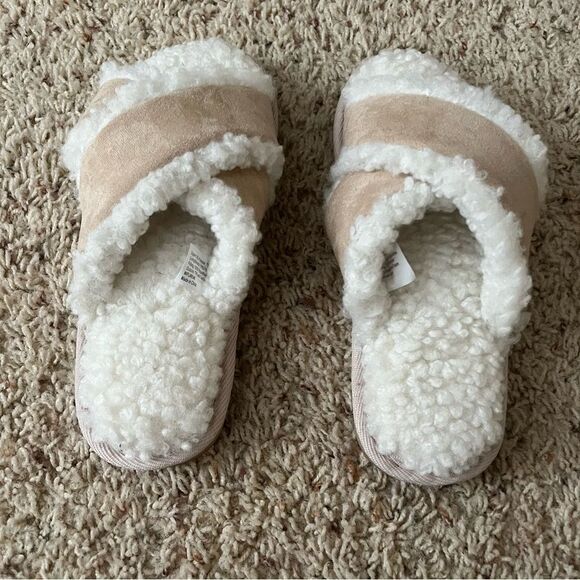 Alfani fuzzy tan slippers Sz Small NWOT - Picture 4 of 9